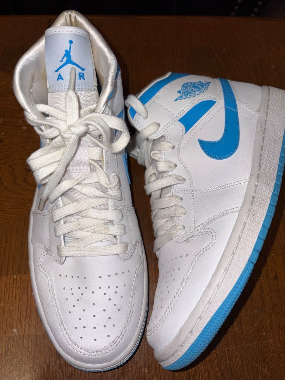 Air Jordan 1 Mid Women’s Sneakers In A White And Powder Blue Colorway Size 9